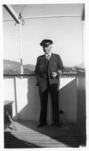 Bilde: Kaptein Arne Andersen her ombord på Stromboli en nydelig høst dag i 1936. (Privat)